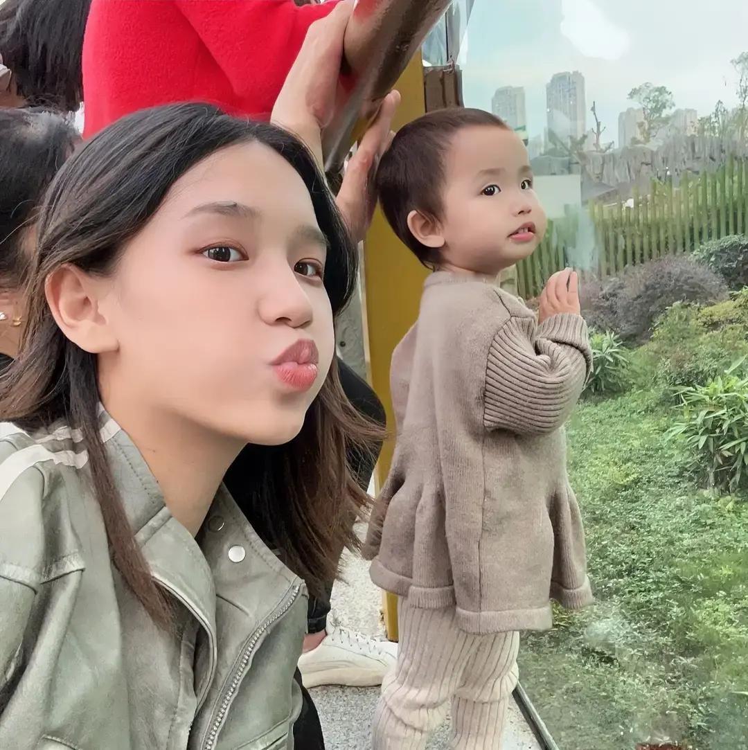 何美延和梁松因为带娃吵上热搜。
男方直播说想轮流养娃，女方回“我得拼事业你先顶着