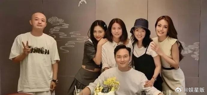 包贝尔跟女人拍合照的自觉性 