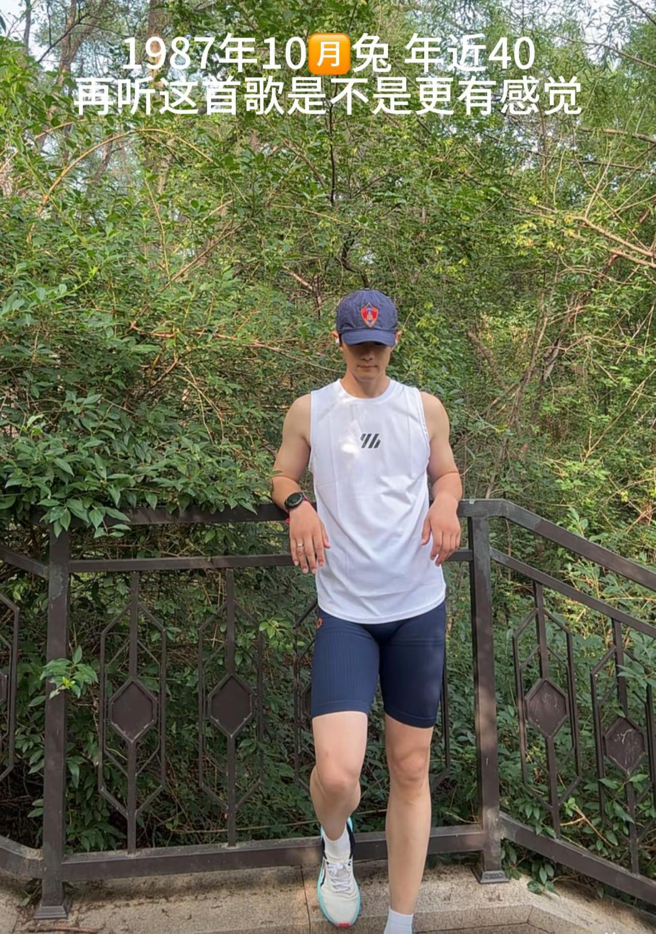岁月赠予皱纹，亦馈赠从容。褪去冲动浮躁，学会克制情绪，通透自洽，内心有锚，这般模