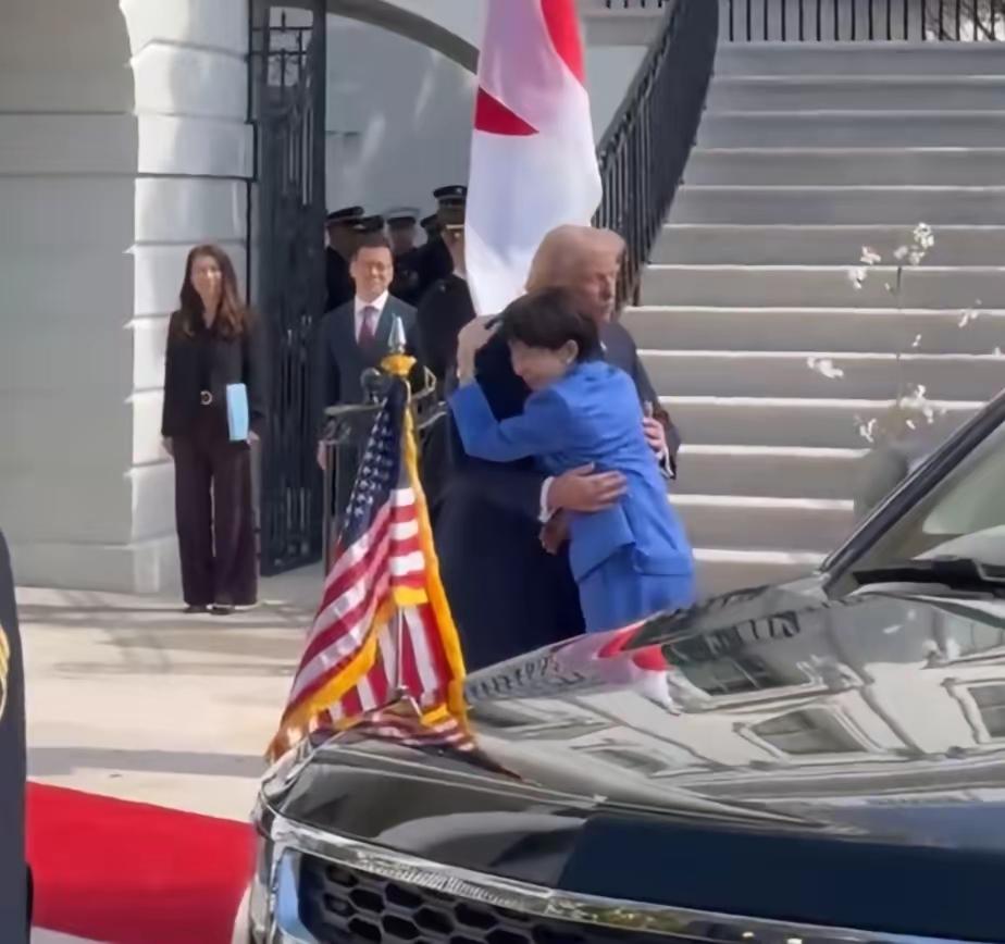 高市赴美这一拥抱可过火了，特朗普可给足了面子，这么温情的一抱，进一步拉近了美日关