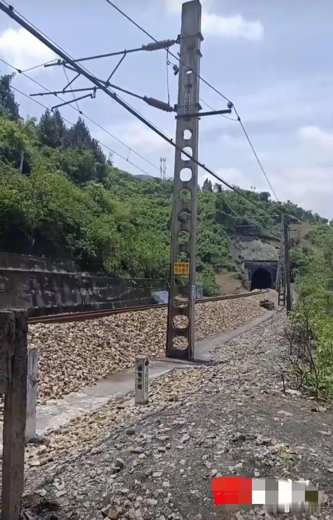 湖南张家界，15岁一级智力残疾女孩从家中出走，家人四处寻找，却发现女孩被火车撞死