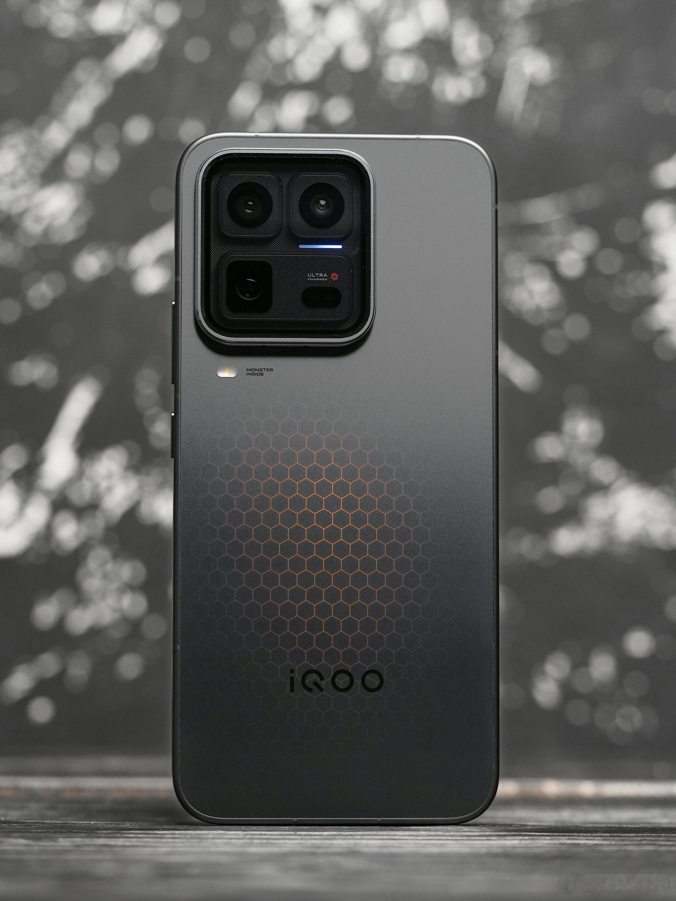 iQOO 15 Ultra 2077刚拿到手，这台手机的外观属实太酷太科幻了。后