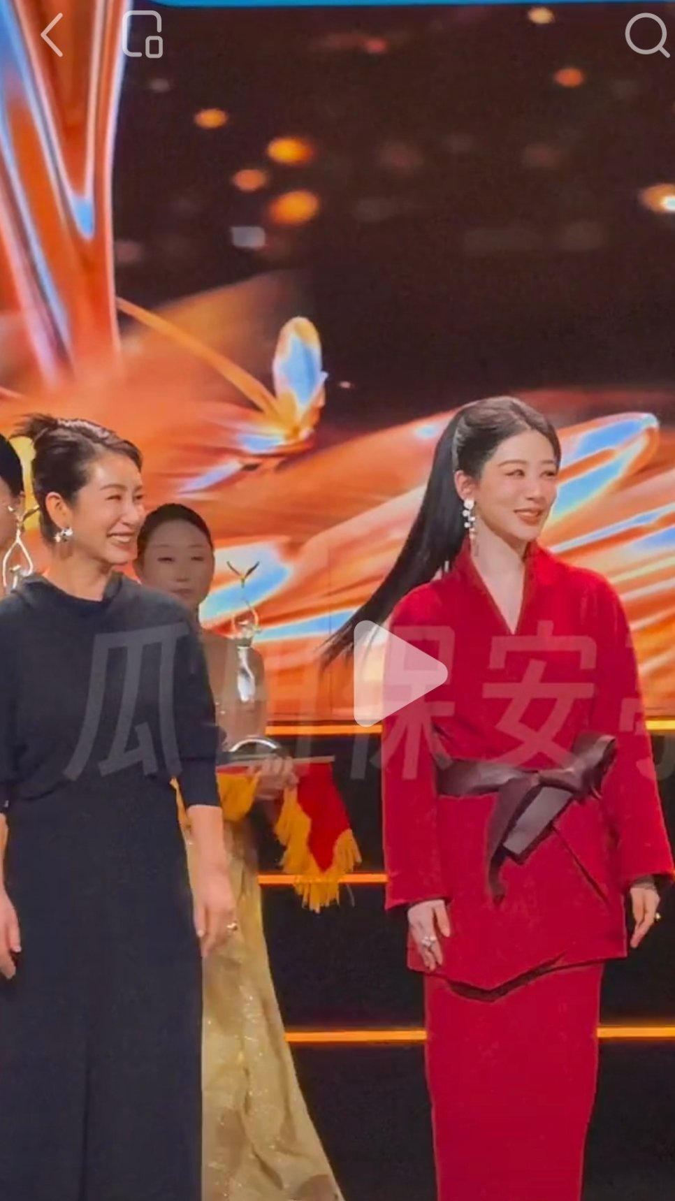 杨紫替梅婷上台领奖金鹰奖 ​​​