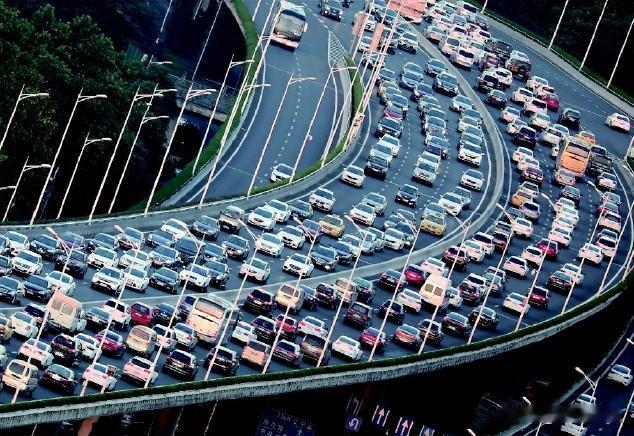 中国汽车保有量达 3.7亿辆 ，平均每1个人拥有0.26辆汽车。
美国汽车保有量