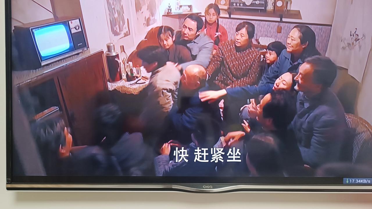 这场景我太熟悉了！湖南台正在热播的电视剧《小巷人家》里的几个镜头就是我童年生活的