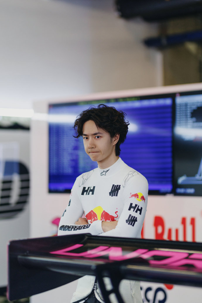 王一博探寻无畏边界王一博拽萌小狼遇上赛道王者  王一博拽萌小狼遇上赛道王者，王一