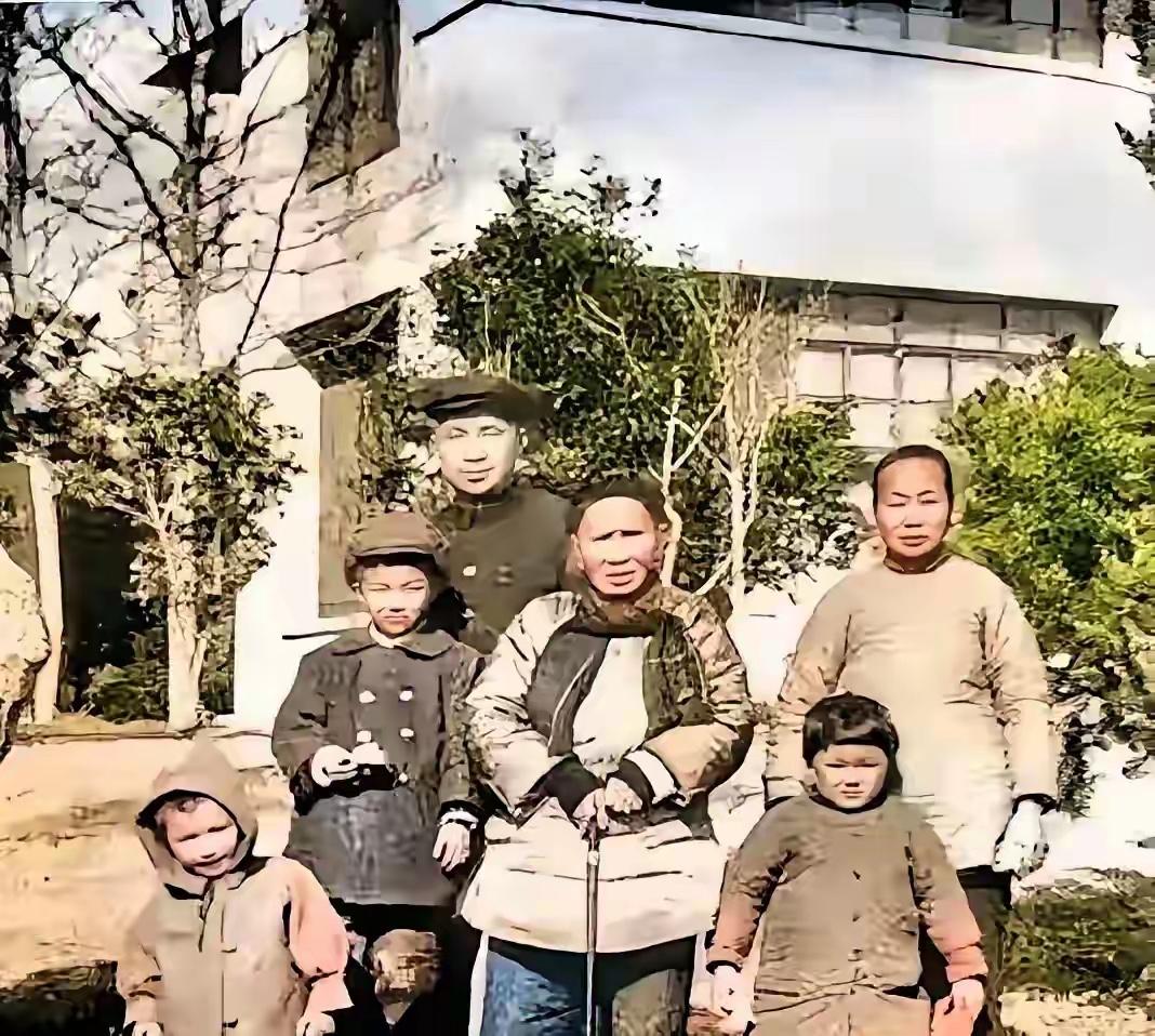 他是开国大将，大儿子中将，曾经担任北京军区副司令；二儿子起初在海军，转业后成为中