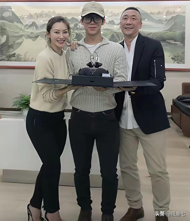 一线女星还比不上哥哥嫂子一家有钱
章子怡侄子过生日，一块黑天鹅蛋糕价值两千
章子