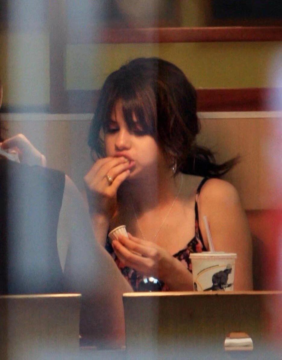 我不允许还有人没看过Selena的这组图！简直太萌了🥹 