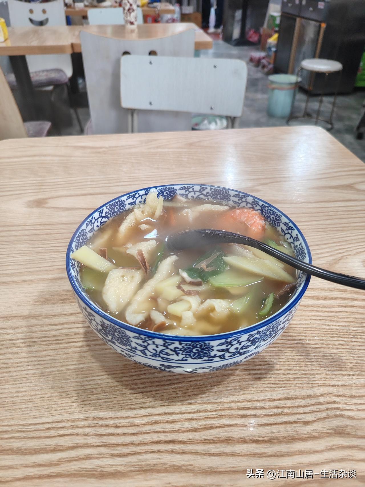 原来老顾客，跟商家之间，也能相处出感情的。晚上在嵊州小吃店吃麦虾，隔壁桌子，一位