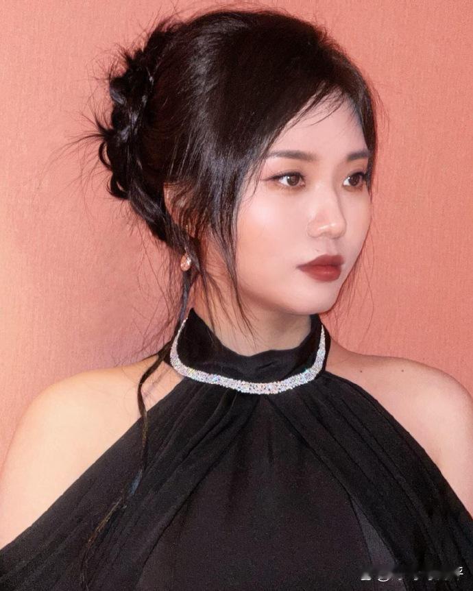 谁能不感慨李雪琴的变化！现在的她完全是女明星模样，从容又亮眼，魅力藏不住～ 