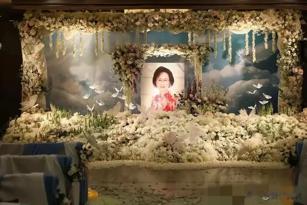 你发现了吗
琼瑶写了一辈子浪漫爱情
她真的“走火入魔”了

葬礼上的白色花群
象