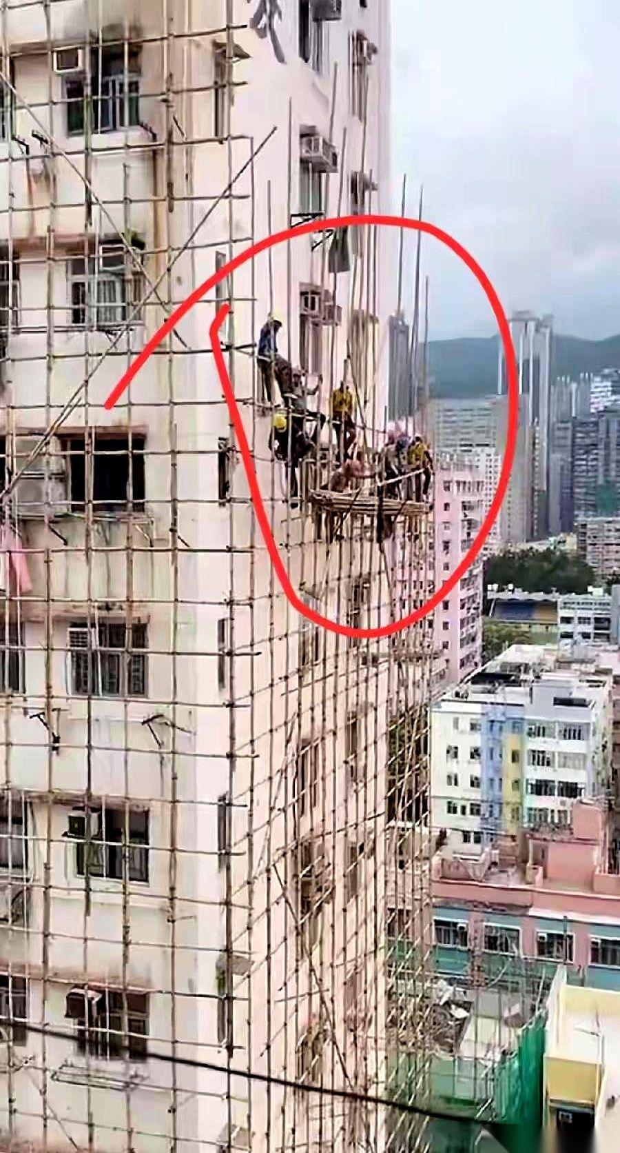 我第一次在香港街头抬头看的时候，我真傻了。
几十层的高楼，外面密密麻麻糊了一层…