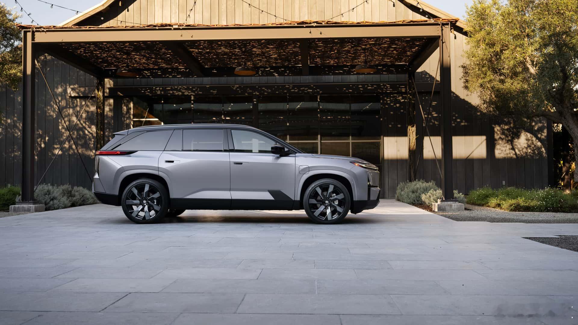 全新一代丰田纯电汉兰达首发亮相：最大续航515公里，三排七座布局！日前，全新一代