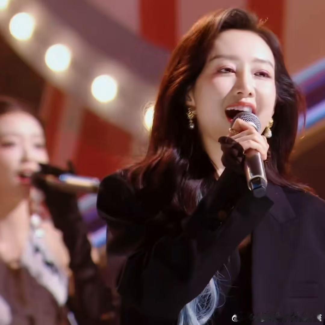 王鸥发色盲盒开出了隐藏款大侦探 姐姐的发色美学从不会让人失望！在《大侦探》舞台闪