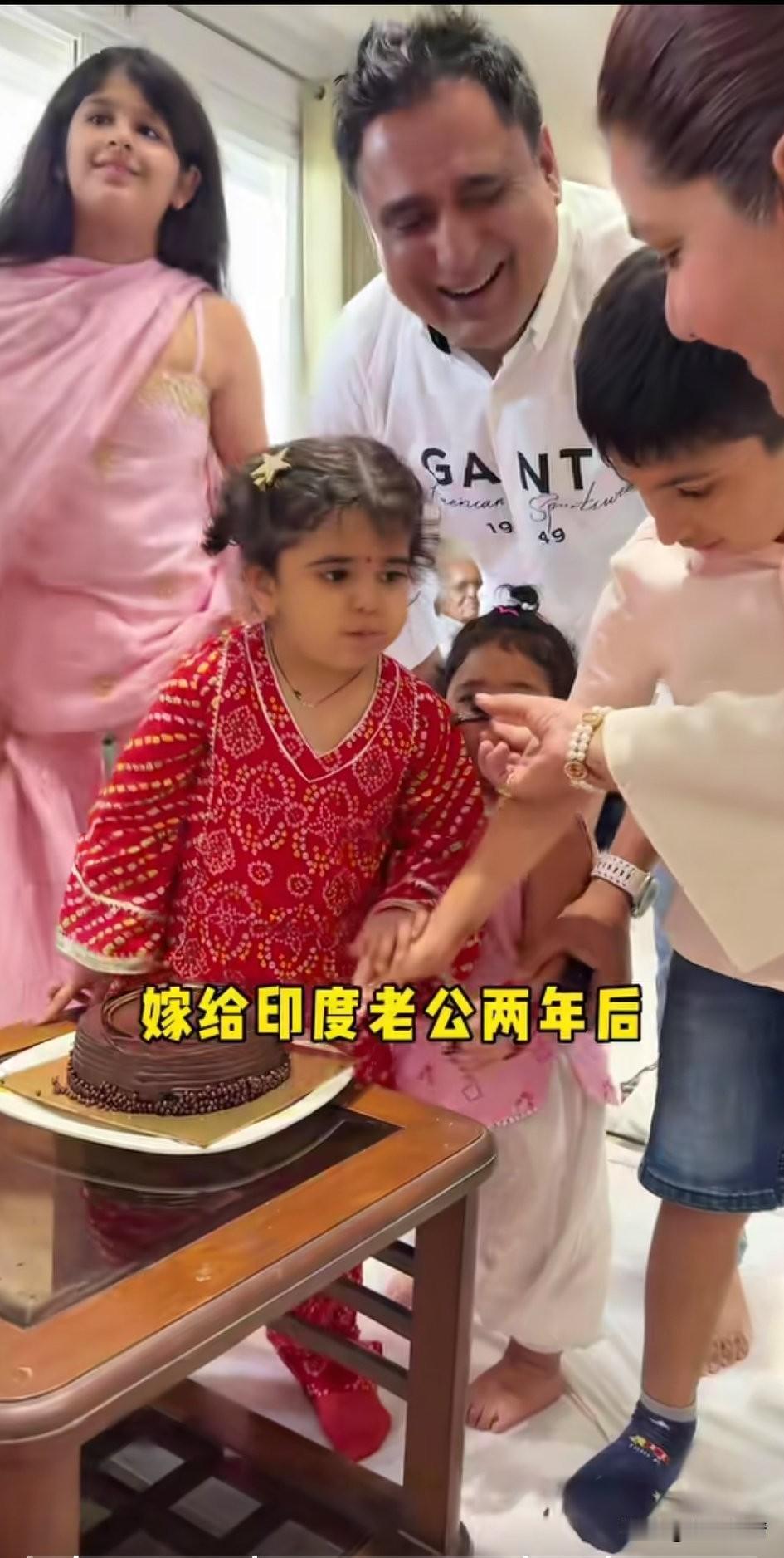 中国女子远嫁印度两年，这次开开心心的和老公一起回到印度娘家串门，开心的和自己的粉