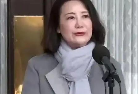 又是这个民进党“立委”吴思瑶，4月8日在脸书发文妄称，郑丽文当到对岸去充当人声鹦