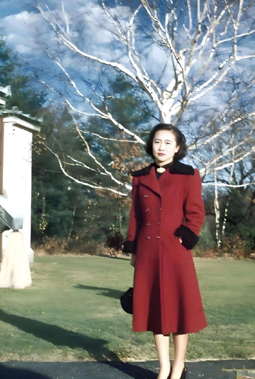 这是世界著名物理学家杨振宁原配妻子杜致礼年轻时的照片。
       她皮肤白皙