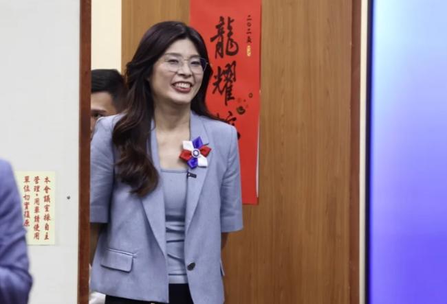 10月19日北京给新当选的国民党主席郑丽文发贺电，直接把“推进国家统一”这目标摆