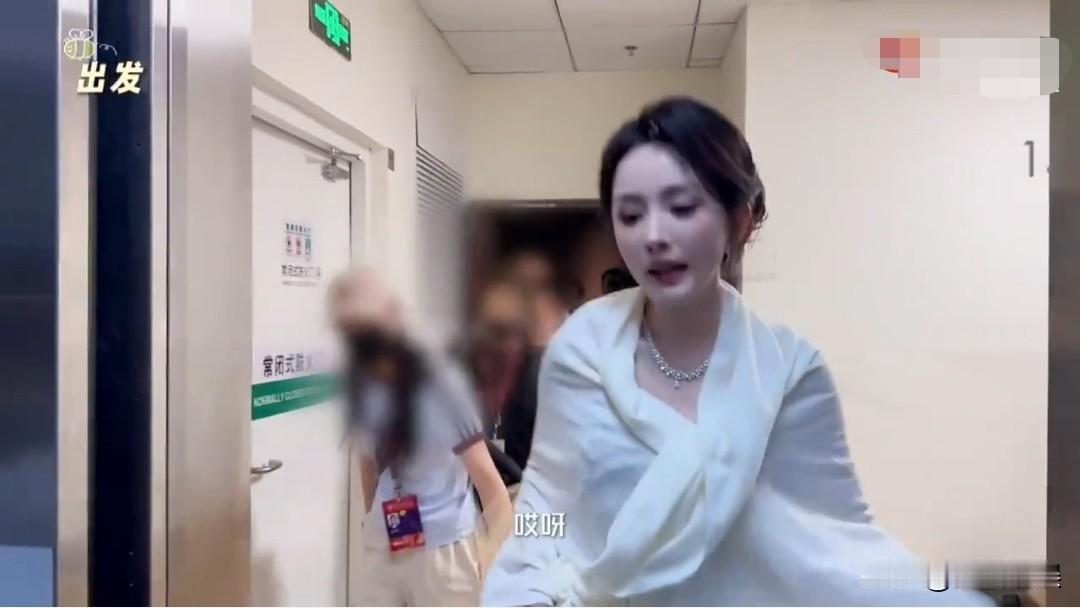 杨幂，尴尬了！

8月23日，杨幂突然登上热搜，原因是她走红毯活动，平平的地面，