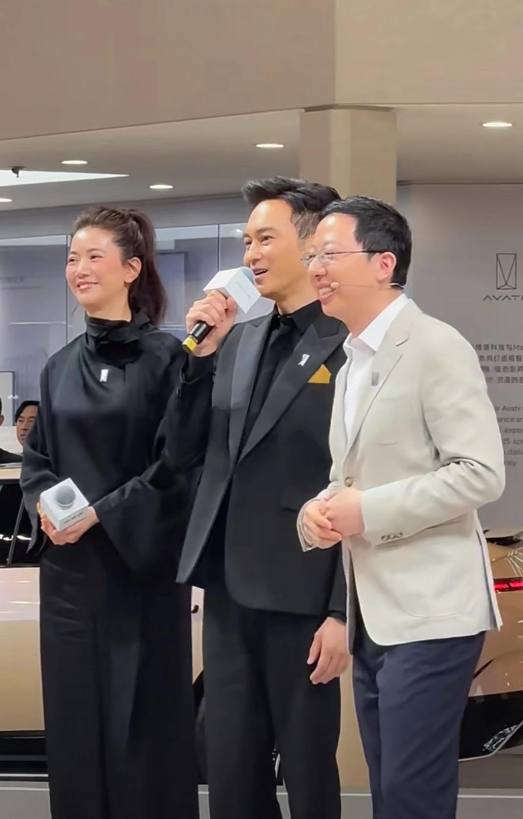 北京车展看到了模范夫妻张智霖和袁咏仪
两人看起来真的挺搭的
妥妥的俊男靓女
保养