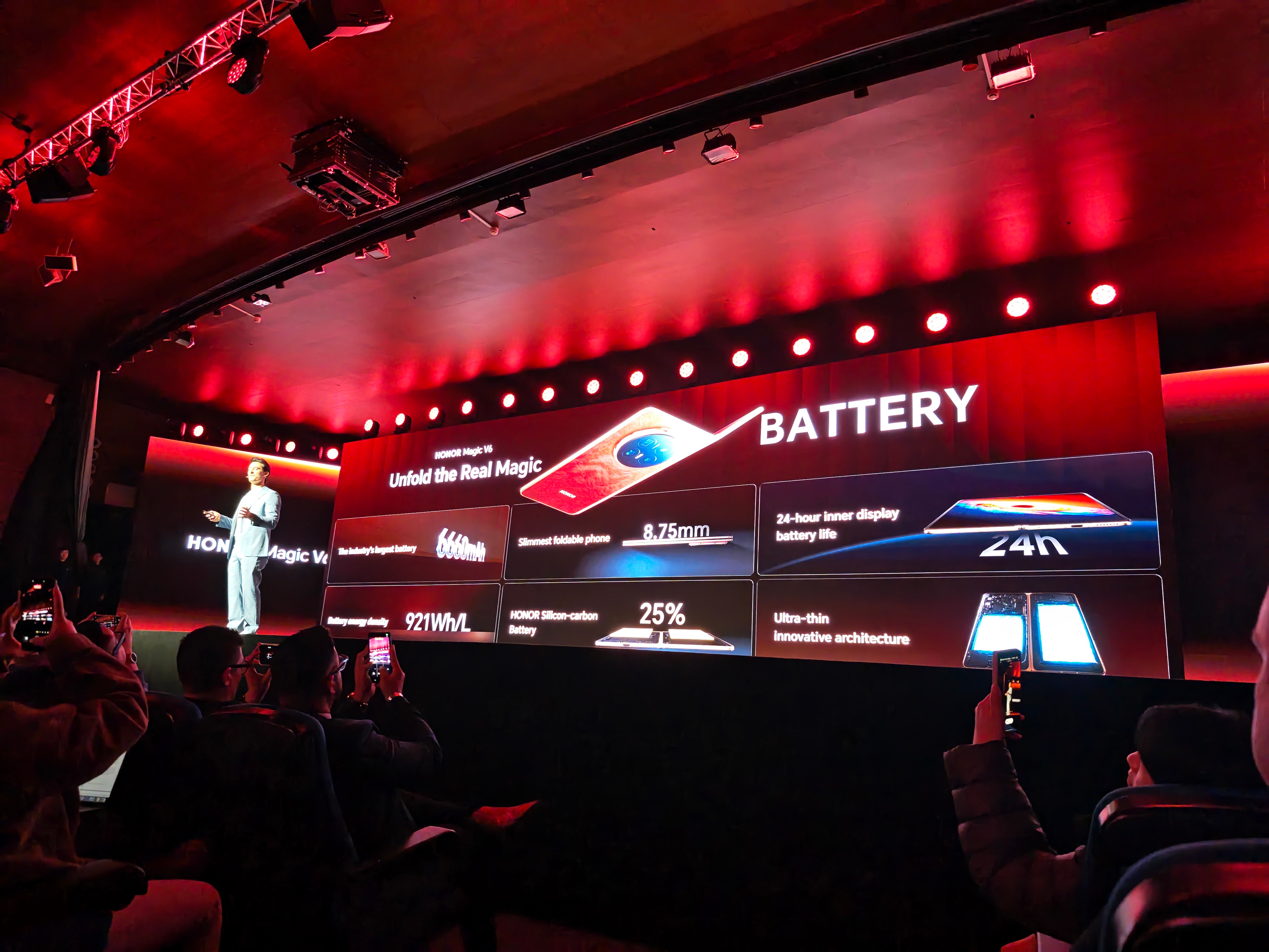 荣耀Magic V6把机身轻薄程度做到了8.75mm，电池薄的像是一个扑克牌，拥