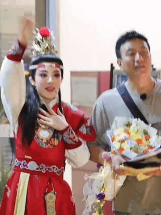 内娱艺人工作室联合招聘 大哥小助理 趣味招聘引爆话题！内娱艺人工作室联合招聘大哥