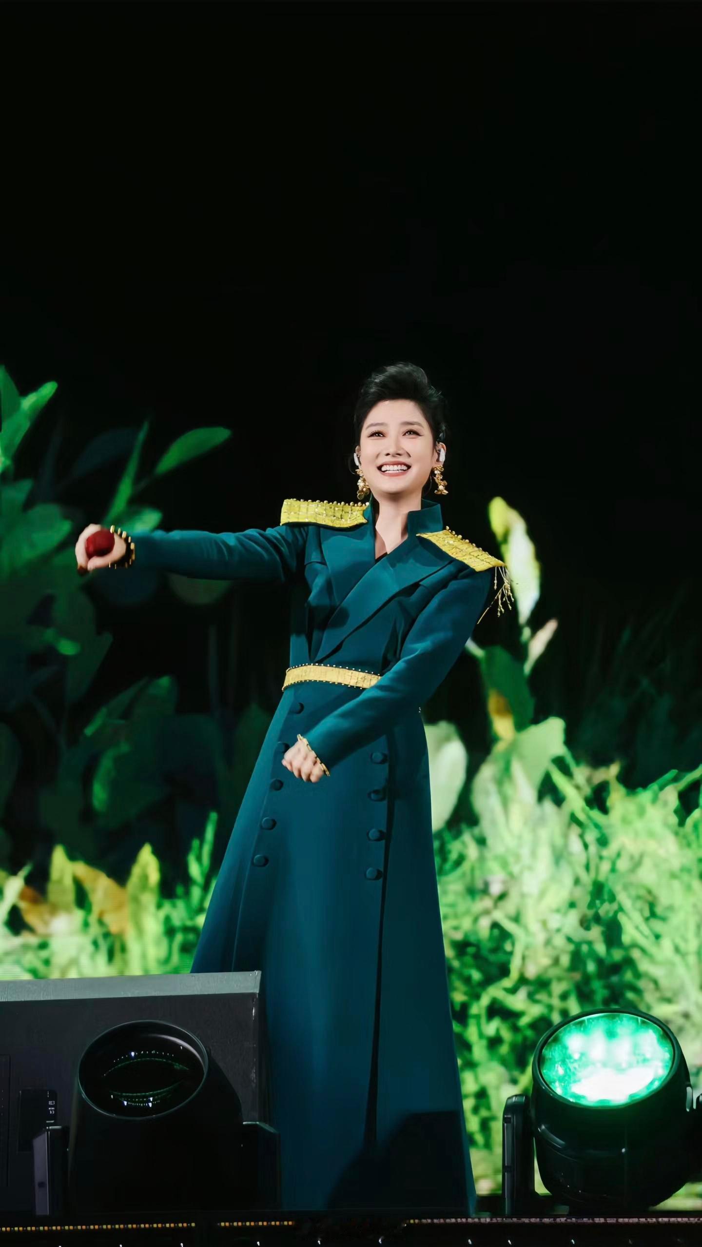 干一行、精一行、爱一行！兢兢业业~勤勤恳恳~认认真真对待舞台，对待音 这样的歌手