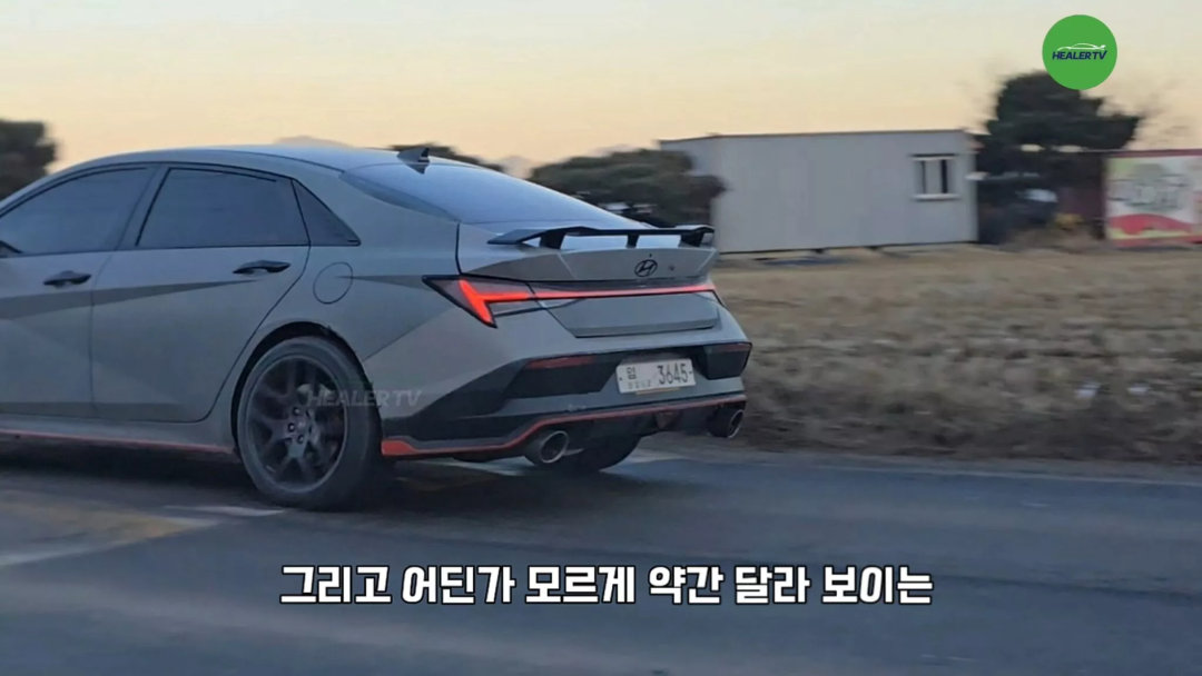 车市热门 近日，一辆看似普通的现代伊兰特N被拍摄到正在韩国街头进行测试。然而仔细