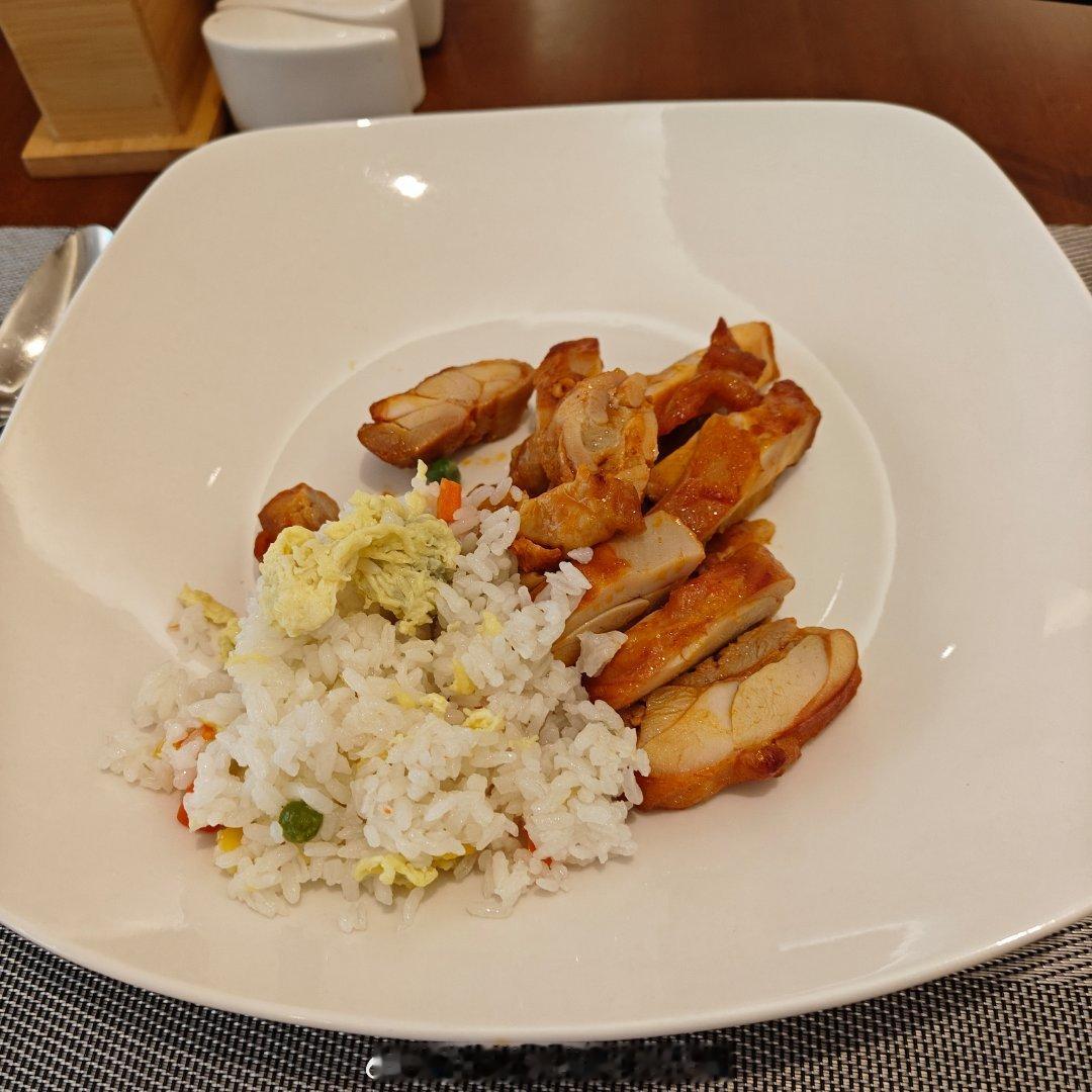 恰饭恰饭感觉这家酒店自助的菜品不多兜兜转转一共也才20来样吧看来看去也就拿了点主