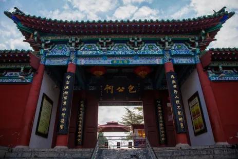 开封包公祠：包公祠是为了纪念清官包拯而建，包拯我们都不陌生，进去景区敬意肃然而起