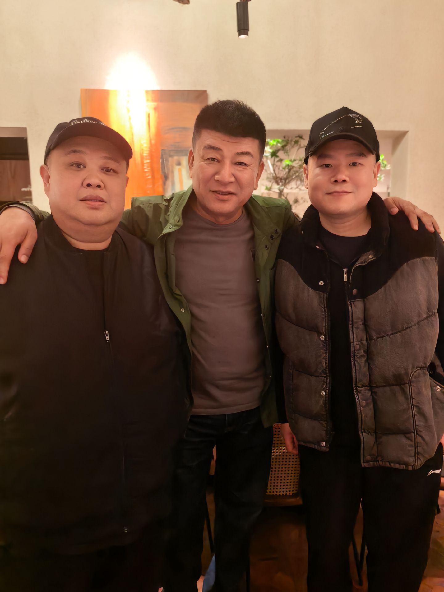 昨晚演出结束，这帮人果然一起吃夜宵了。 