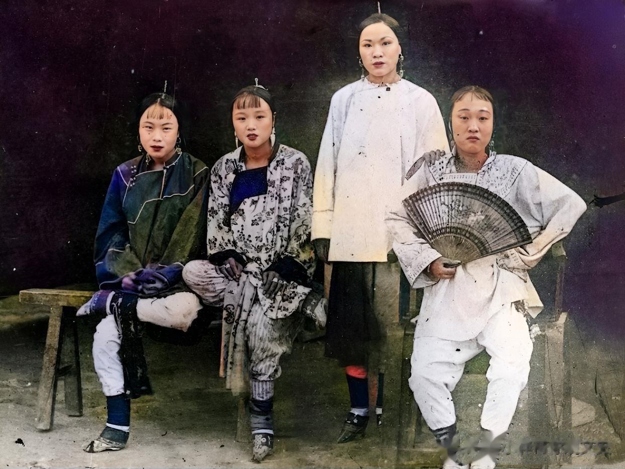 这是晚清时期，青楼女子的真实留影，虽然她们与当时的普通女子一样都裹着小脚，但她们