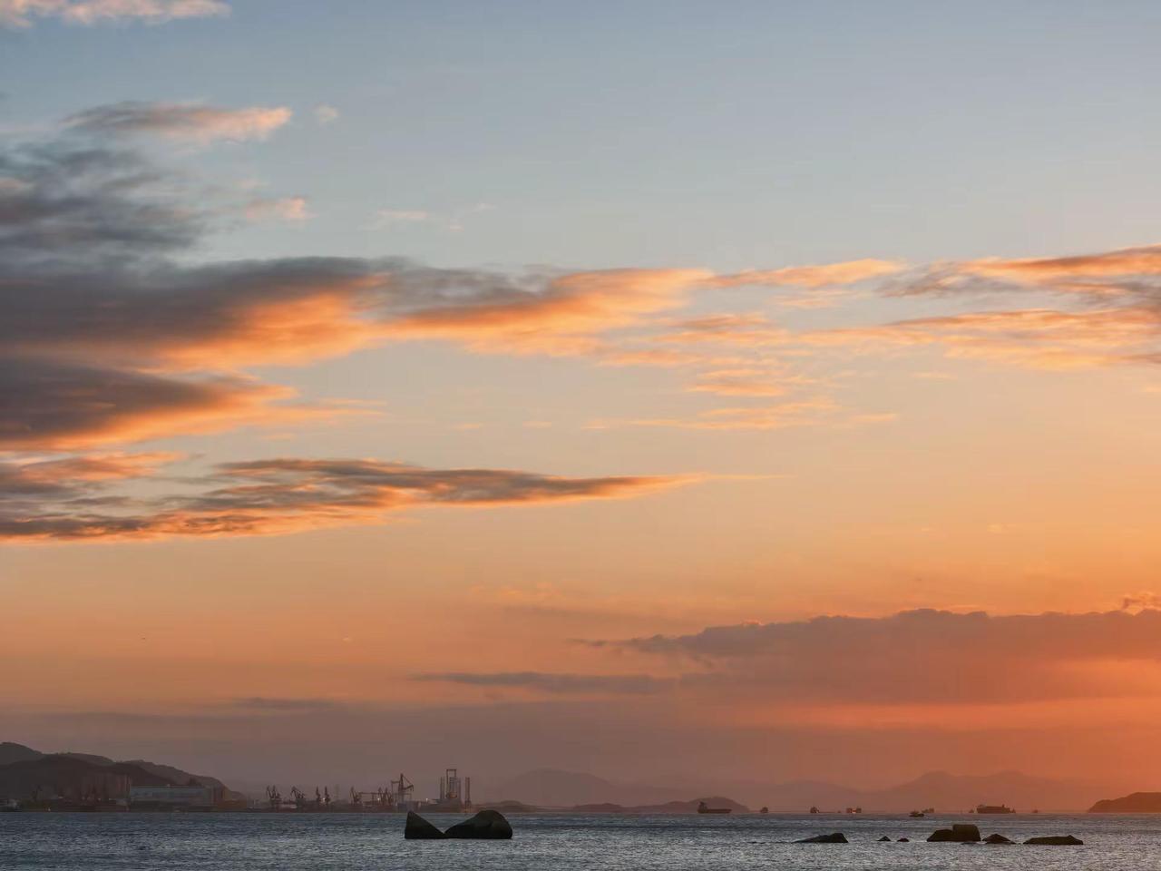 东海落日，晚霞满天，久违久违……海边日落是拍不完的浪漫 晚霞