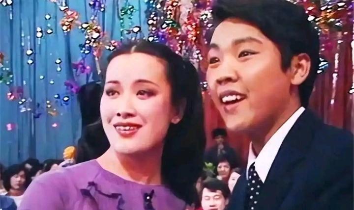 1983年首届春晚，牟玄甫与索宝莉合唱《夫妻双双把家还》。这对二重唱搭档，可是八