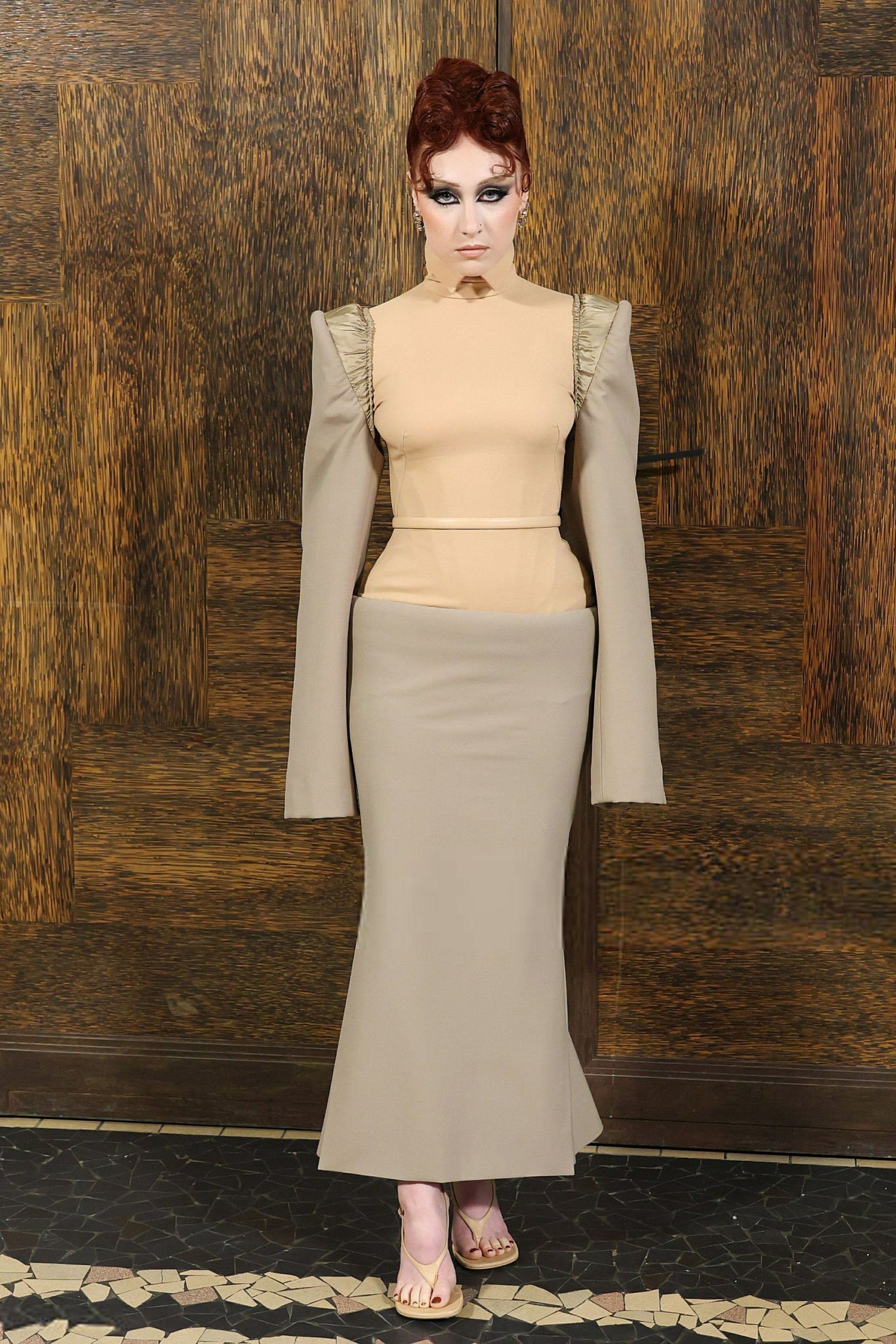 酷~~插排姐Chappell Roan亮相巴黎时装周看秀第三套造型来咯！