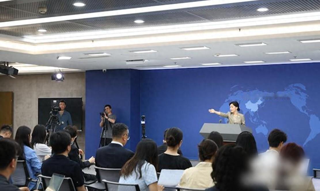 赖清德一边喊“别动武”，一边买导弹；一边说“要对话”，一边删课纲；一边讲“海洋权
