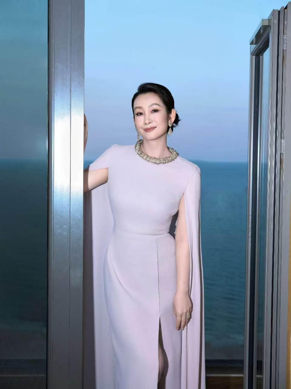 秦海璐时隔六年重返飞天奖红毯，一身TARIK EDIZ白色礼服搭配高领蝴蝶结，步