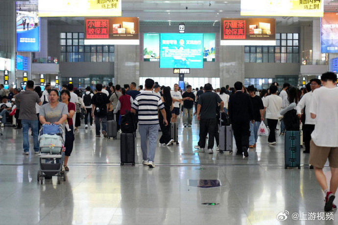 【#端午假期重庆火车站预计发送旅客77.5万人次#】6月18日，重庆火车站发布消