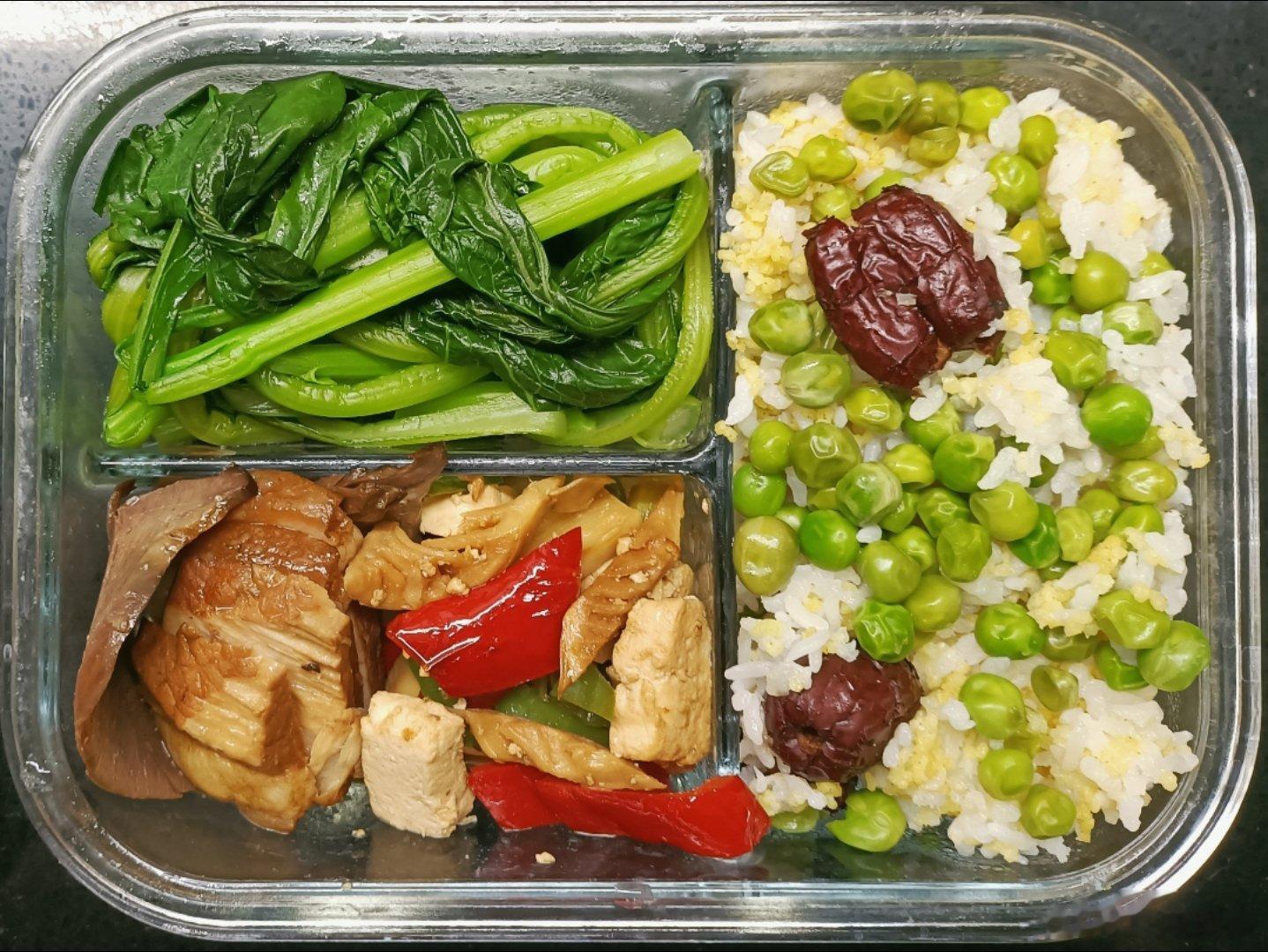#儿子的午餐##这个问题吃什么# 红枣豌豆二米饭，看范老师米饭里加红枣，今天我也