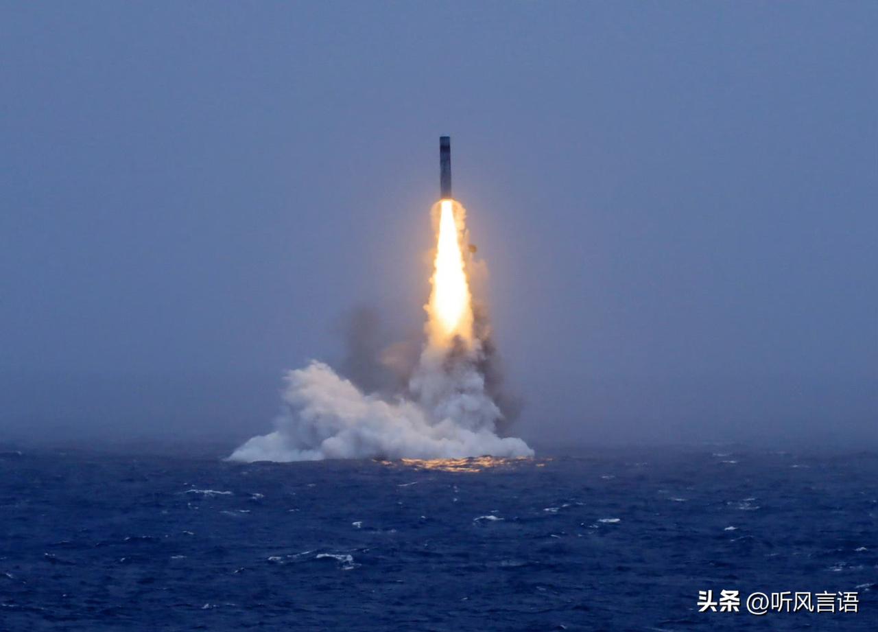 “巨浪滔天”，补齐海上短板！中国人民解放军海军向公海发射潜射战略导弹，准确落入预