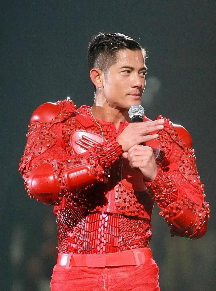 郭富城在采访里直接说59岁确实老了，但舞台不能丢，跳舞就是他的根。
视频里他满头