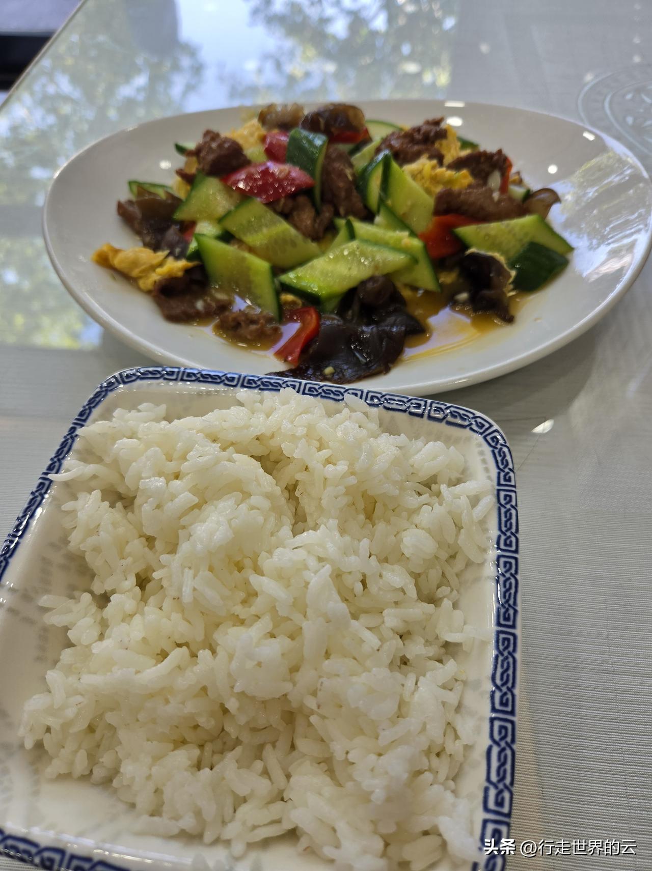木须肉加米饭 688里拉，合人民币103。前天买了一块生姜，泡脚用，手掌心那么大