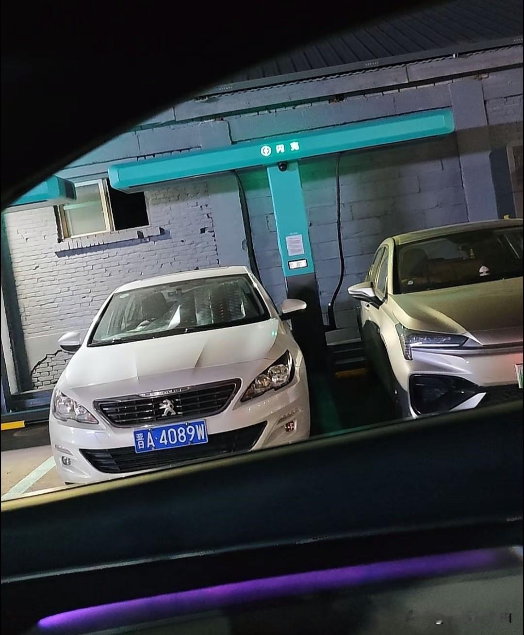 比亚迪兆瓦闪充确实好，改变人们的出行方式。五分钟充好，九分钟充饱，还免费充一年。