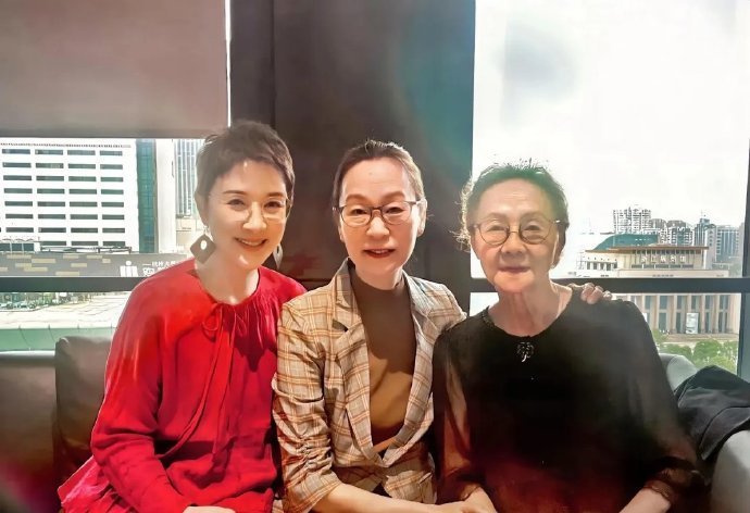 68岁奚美娟、61岁茅威涛、86岁吴彦姝她们的脸上虽然布满皱纹，头上爬满白发，但