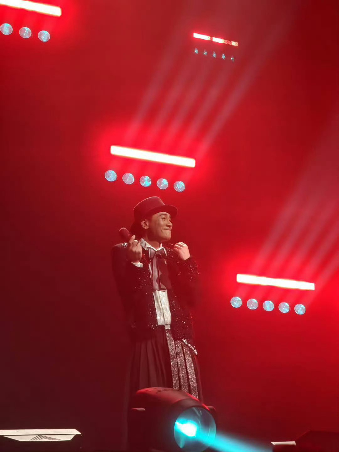 陈小春演唱会全场喊Xman 春哥也太油麦了！唱着歌突然想听大家喊Xman，全场超