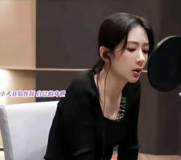 杨紫新剧瘦到认不出，是剧情需要吗？做演员也是不容易，好多东西不能吃，这都瘦的脱相