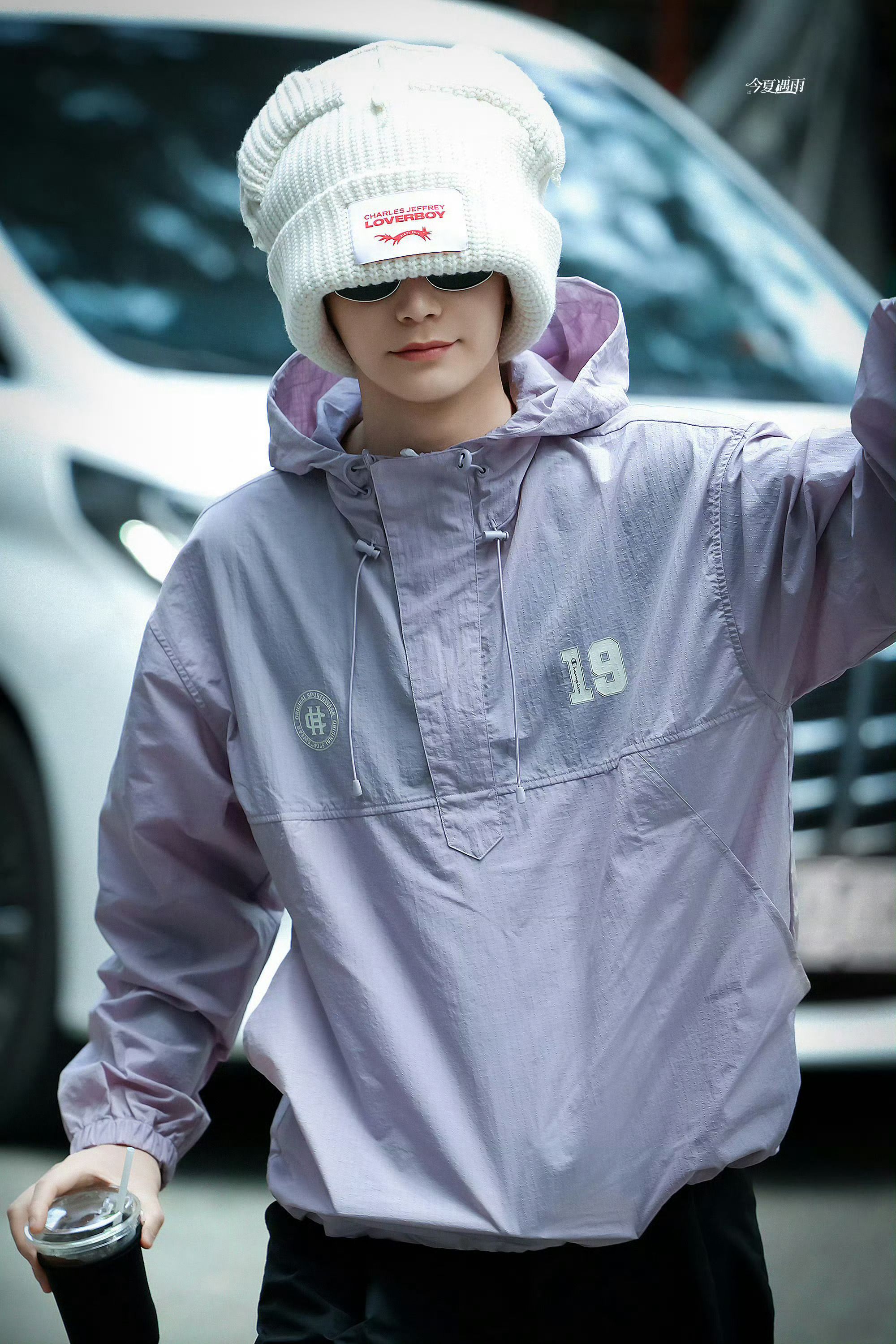 丁禹兮司宫令戴猫咪帽子上班丁禹兮《司宫令》路透也太萌了吧！猫猫耳朵帽子一戴，直接