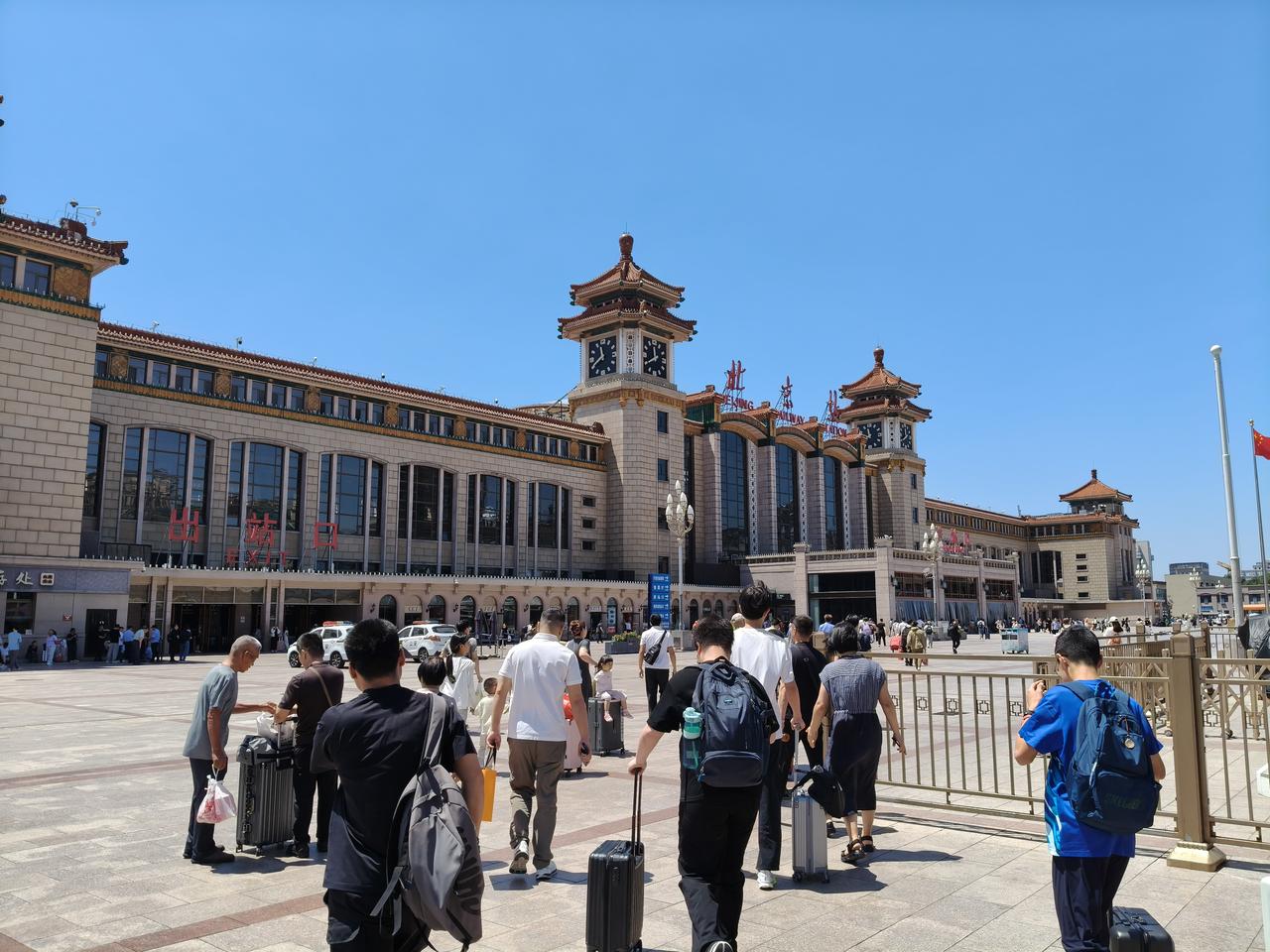 不得不夸赞一下北京站，北京站是上个世纪的建筑，虽然年代已经久远，但是依然在服务着