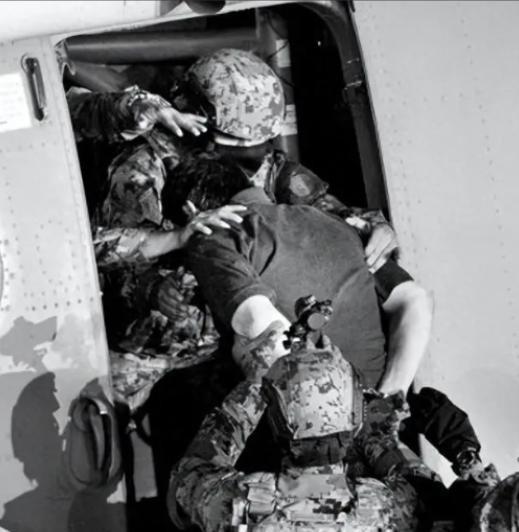 1985年，美国一名缉毒特工，惨遭墨西哥毒枭报复，全身骨骼折断，一根长钢钉钉入头